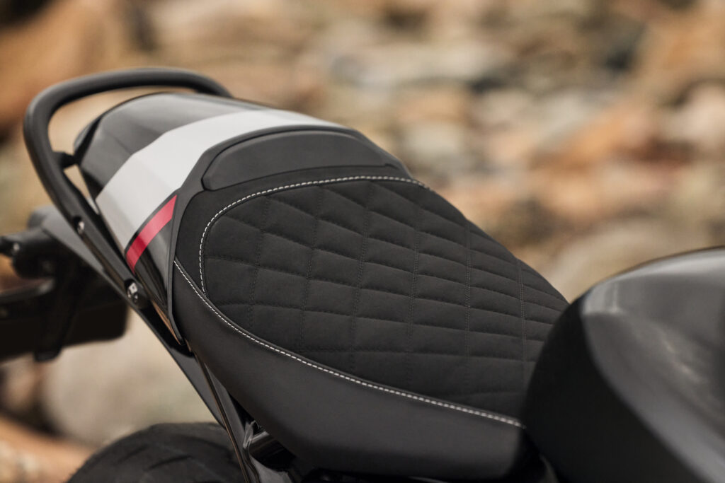 Thruxton 400 OE MY26 09900 JP